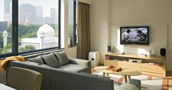 往窗外望就是尖沙咀著名景點清真寺。 香港